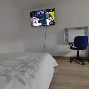 Chambre Prive Dans Une Maison Avec Terrasse Et Jardin Salles De Bain Partagees Séjour chez l'habitant