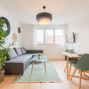 Lille, Fully-equipped With Parking Space Appartement